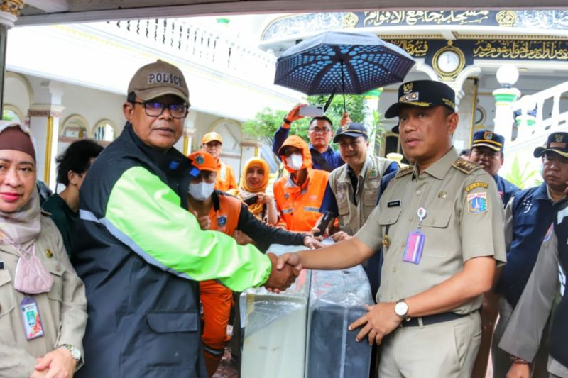 Wali Kota Jaksel beri bantuan korban kebakaran Mampang Wali Kota Jaksel beri bantuan korban kebakaran Mampang