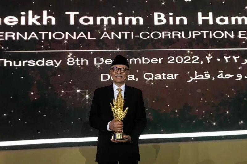 Mantan pimpinan KPK Erry Riyana terima penghargaan antikorupsi dari Qatar Mantan pimpinan KPK Erry Riyana terima penghargaan antikorupsi dari Qatar