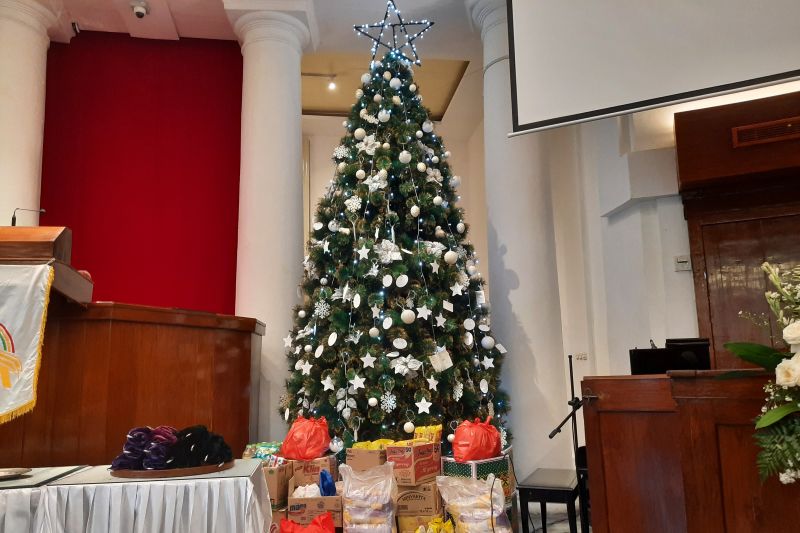Jemaat Gereja Immanuel curahkan harapan lewat kertas di pohon Natal Jemaat Gereja Immanuel curahkan harapan lewat kertas di pohon Natal