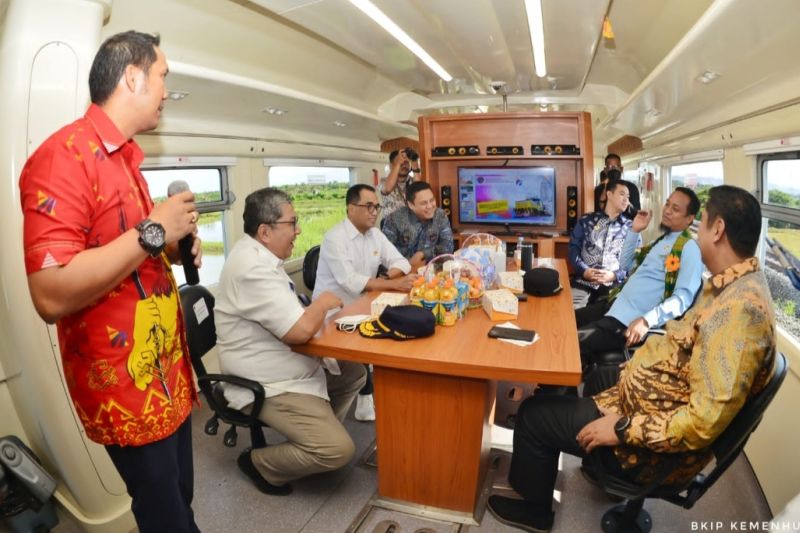 Kereta api Pangkep-Maros lewati jalur wisata diuji coba Kereta api Pangkep-Maros lewati jalur wisata diuji coba
