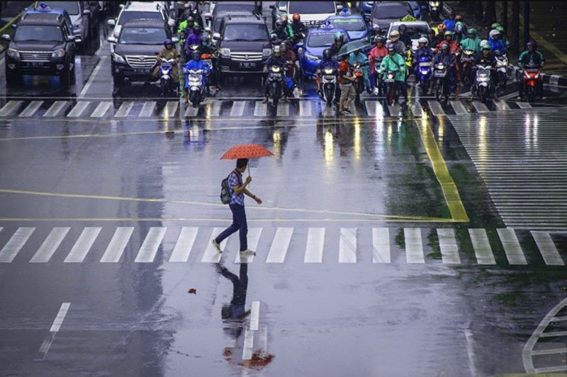 Jakarta diguyur hujan pada Senin siang
