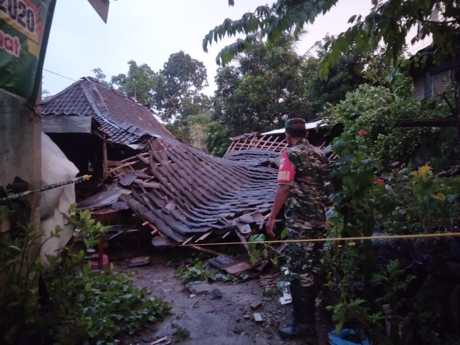 Tanggap bencana, Babinsa Klego cek rumah warga terdampak longsor Tanggap bencana, Babinsa Klego cek rumah warga terdampak longsor