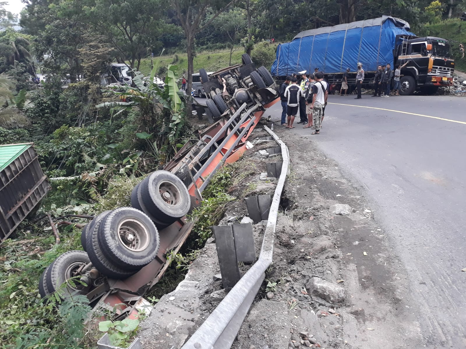 Truk kontainer bermuatan triplek terguling di Jalan Raya Jambu, Semarang Truk kontainer bermuatan triplek terguling di Jalan Raya Jambu, Semarang