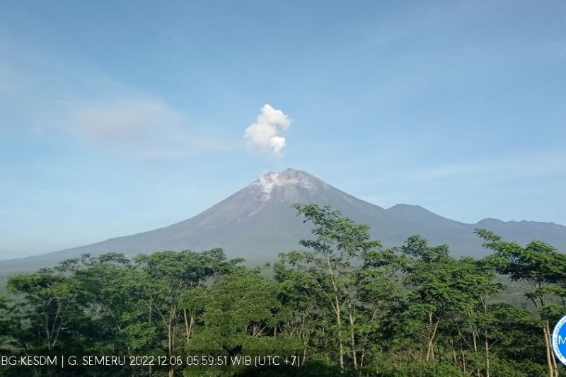 Gunung Semeru masih didominasi letusan dan guguran