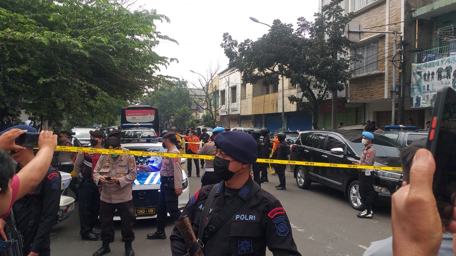 Ledakan diduga bom bunuh diri terjadi di Kantor Polsek Astanaanyar Bandung Ledakan diduga bom bunuh diri terjadi di Kantor Polsek Astanaanyar Bandung