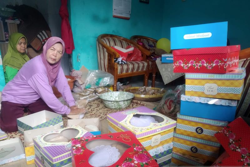 PKK sekitar rumah Erina membuat nasi tasyakuran untuk tetangga PKK sekitar rumah Erina membuat nasi tasyakuran untuk tetangga