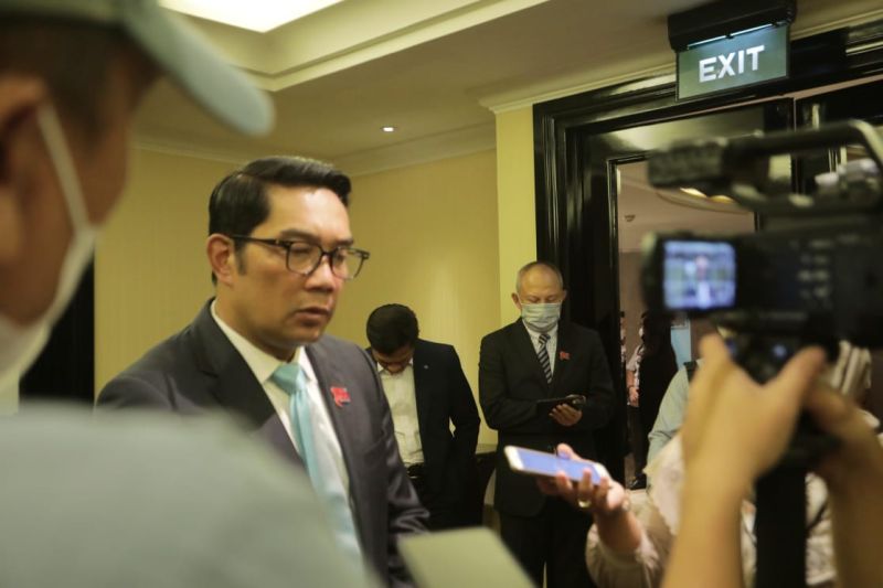 Gubernur Jabar minta warga tenang pascabom di Polsek Astanaanyar Gubernur Jabar minta warga tenang pascabom di Polsek Astanaanyar