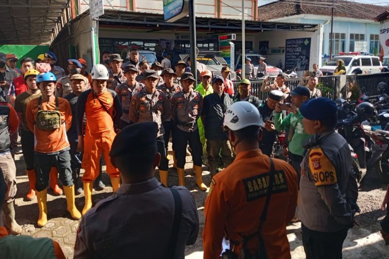Tim SAR cari dua orang hilang akibat longsor-banjir lumpur di Sumedang