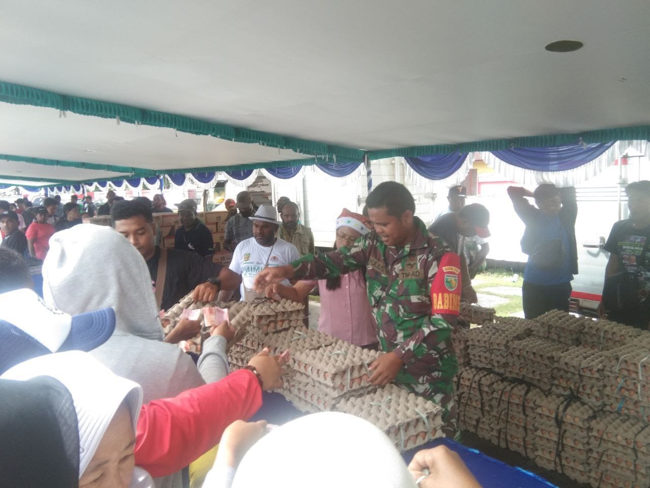 Dukung program Pemda, Babinsa Koramil 1710-07/Mapurujaya dampingi kegiatan pasar murah Dukung program Pemda, Babinsa Koramil 1710-07/Mapurujaya dampingi kegiatan pasar murah