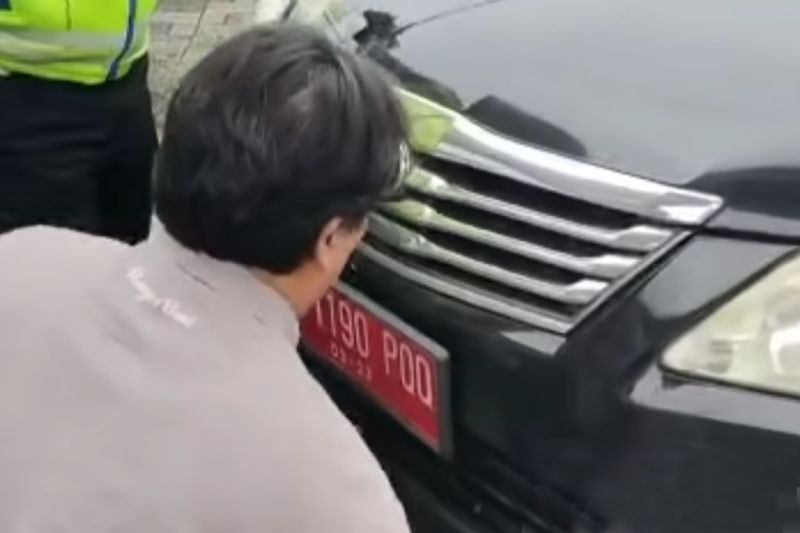 Polda Metro Jaya tegur pengemudi tutupi pelat merah dengan pelat hitam