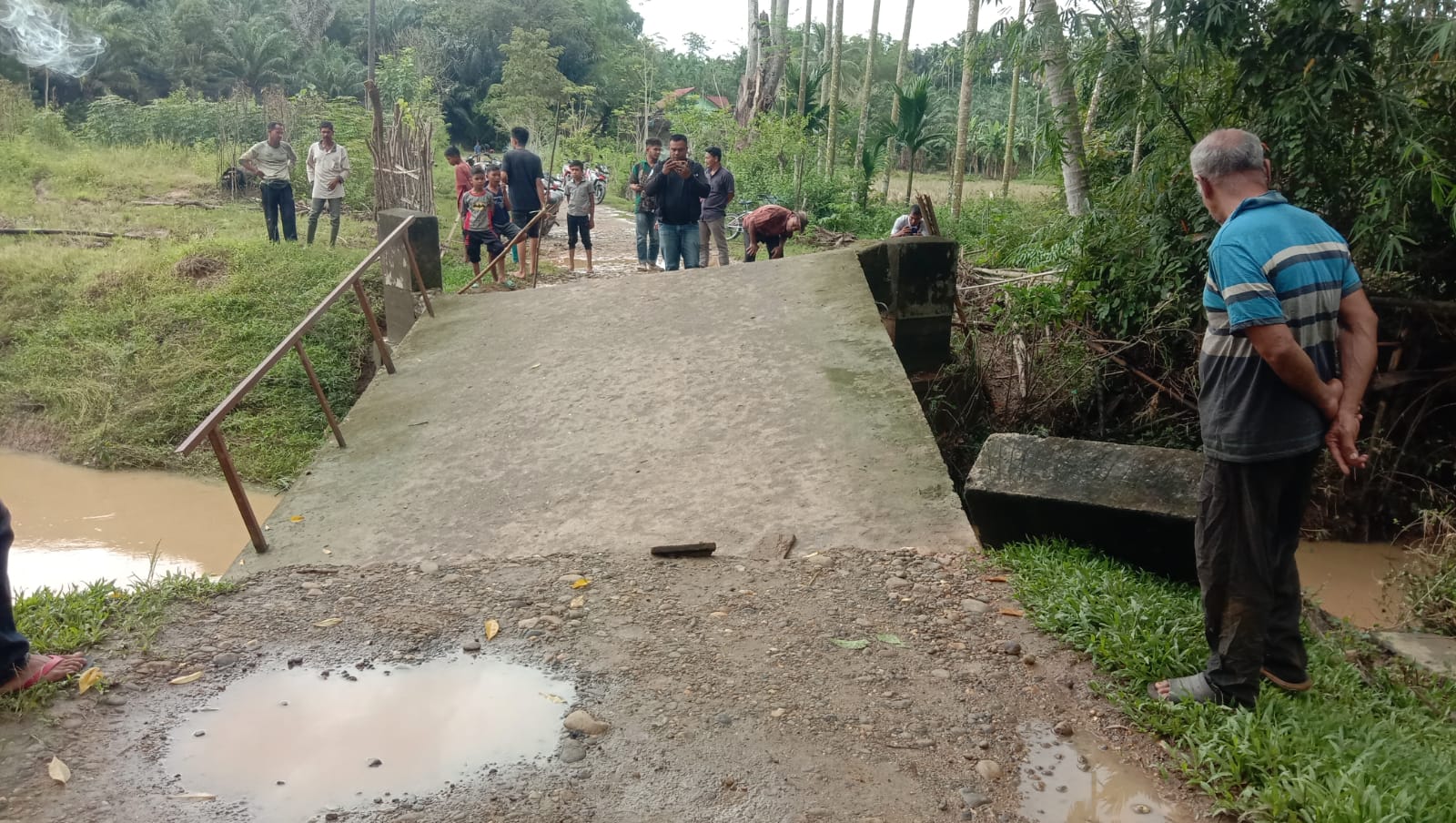 Jembatan penghubung antardesa di Kecamatan Nisam Aceh Utara ambruk ke sungai Jembatan penghubung antardesa di Kecamatan Nisam Aceh Utara ambruk ke sungai
