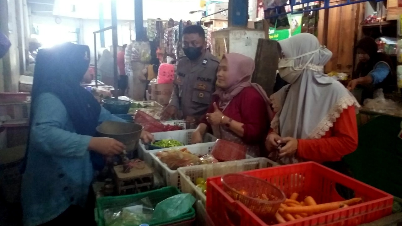 Jelang Nataru di Kota Tegal, polisi pantau harga bahan pokok Jelang Nataru di Kota Tegal, polisi pantau harga bahan pokok
