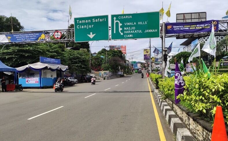 Polres Bogor mulai berlakukan satu jalur Puncak ke arah Jakarta Polres Bogor mulai berlakukan satu jalur Puncak ke arah Jakarta