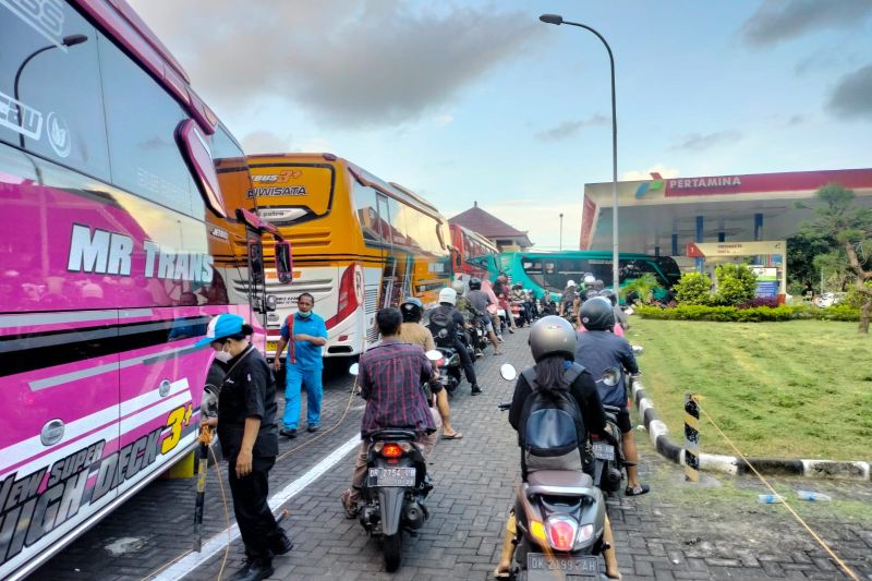 Kemacetan di Bali akibat antrean solar subsidi