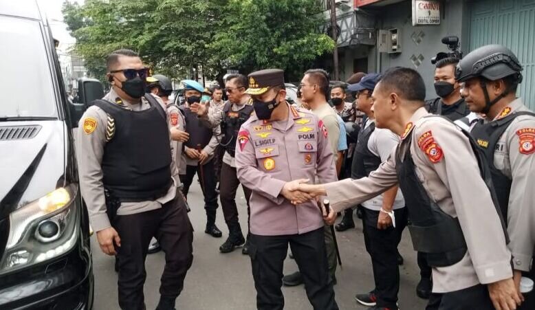 Kapolri tiba di Polsek Astanaanyar tinjau situasi pascaledakan bom Kapolri tiba di Polsek Astanaanyar tinjau situasi pascaledakan bom