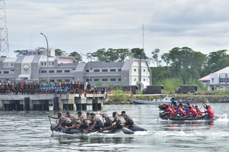 TNI AL gelar lomba dayung dan lari di Sorong