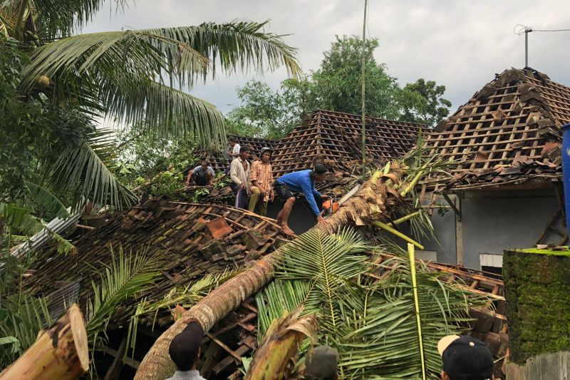 Puluhan rumah di Imogiri Bantul rusak terdampak angin puting beliung Puluhan rumah di Imogiri Bantul rusak terdampak angin puting beliung