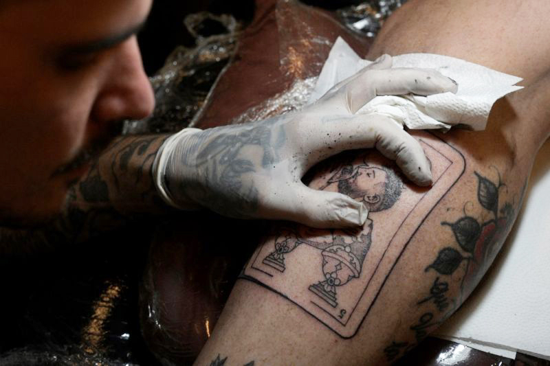 Fan Argentina antre untuk dapatkan tato Messi Fan Argentina antre untuk dapatkan tato Messi