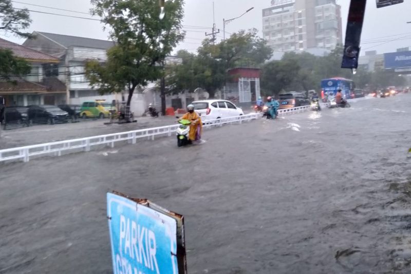 Banyak kendaraan mogok akibat banjir di Semarang Banyak kendaraan mogok akibat banjir di Semarang