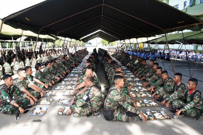 Kodam Pattimura syukuri Hari Juang dengan makan nasi ompreng Kodam Pattimura syukuri Hari Juang dengan makan nasi ompreng
