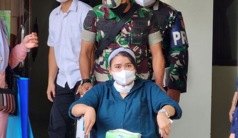 Rina Wulandari bersaksi di pengadilan dIkawal LPSK dan TNI Rina Wulandari bersaksi di pengadilan dIkawal LPSK dan TNI