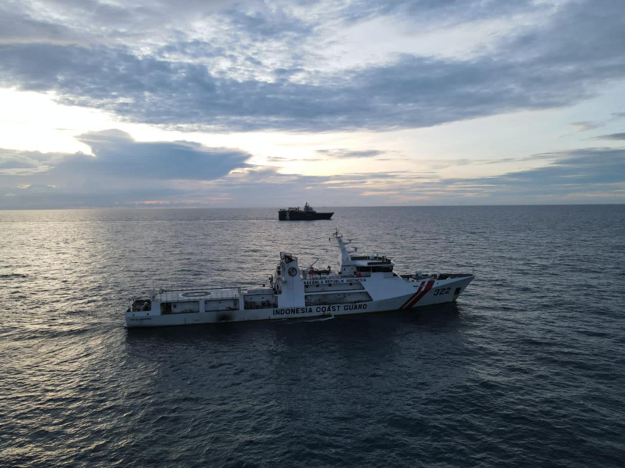 KN Pulau Marore-322 Bakamla tertibkan kapal Bahama drifting di Perairan Kepri KN Pulau Marore-322 Bakamla tertibkan kapal Bahama drifting di Perairan Kepri