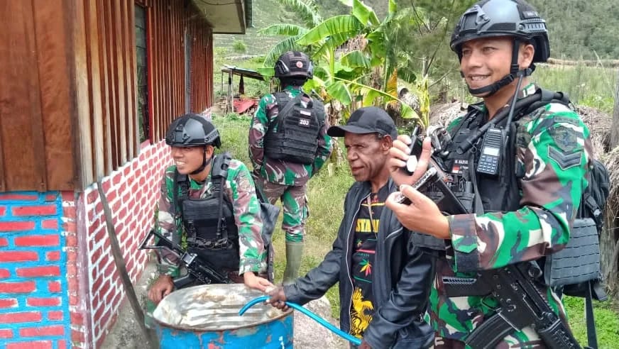 Satgas Yonif Mekanis 203/AK bantu warga atasi krisis air bersih 
