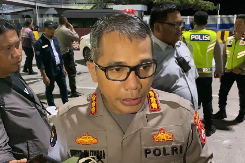 Satu mobil jatuh ke laut Dermaga Pelabuhan Merak Satu mobil jatuh ke laut Dermaga Pelabuhan Merak