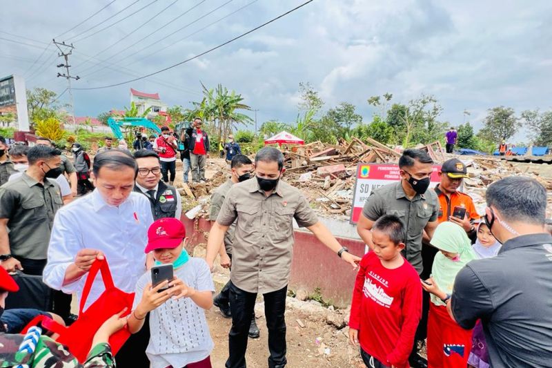 Presiden tegaskan pembangunan ulang SDN Sukamaju 1 selesai dalam tiga bulan Presiden tegaskan pembangunan ulang SDN Sukamaju 1 selesai dalam tiga bulan