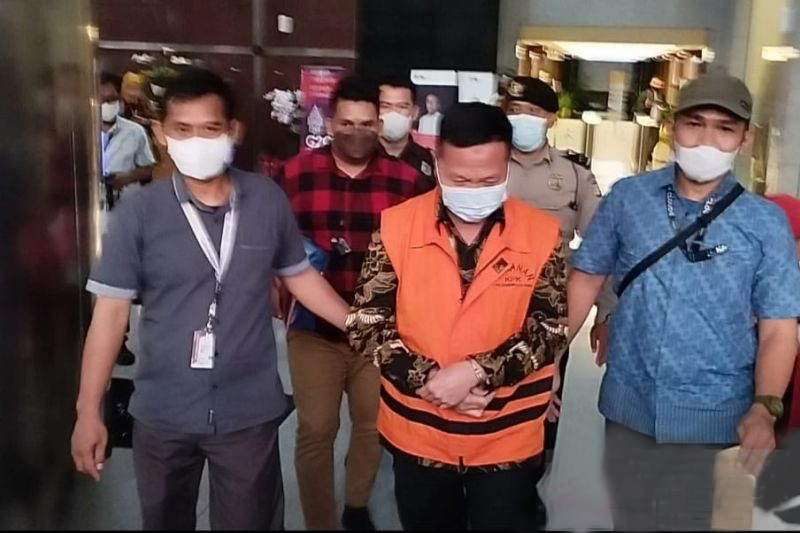 KPK menahan mantan Kepala BPN Riau M Syahrir KPK menahan mantan Kepala BPN Riau M Syahrir