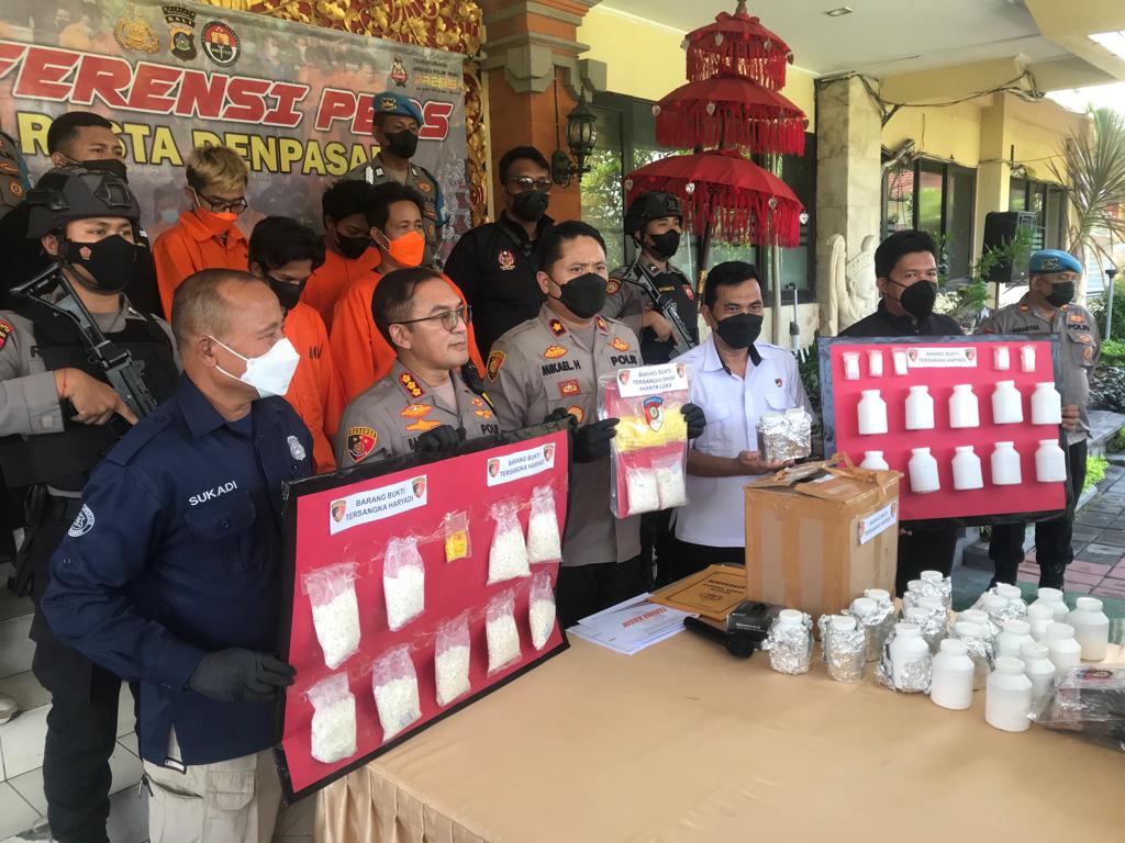 Polresta Denpasar tangkap empat pengedar obat farmasi tanpa izin Polresta Denpasar tangkap empat pengedar obat farmasi tanpa izin