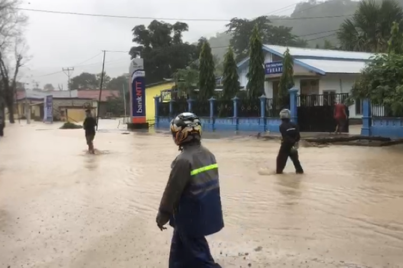 BPBD Kabupaten Kupang evakuasi warga korban banjir BPBD Kabupaten Kupang evakuasi warga korban banjir