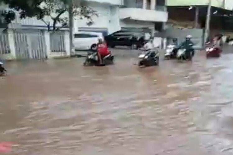 13 Desember 2021: 21 kelurahan di Kota Bima terendam banjir, satu orang hilang