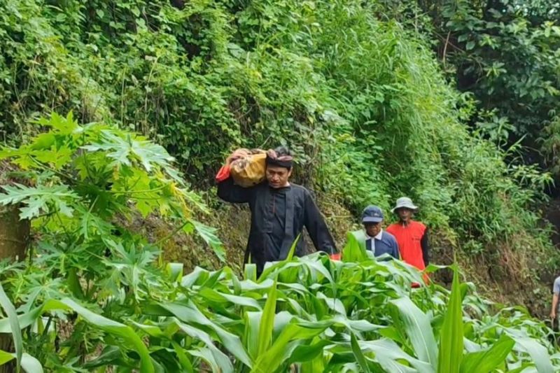 Warga adat Ponorogo gelar sedekah bumi jelang musim tanam tiba Warga adat Ponorogo gelar sedekah bumi jelang musim tanam tiba