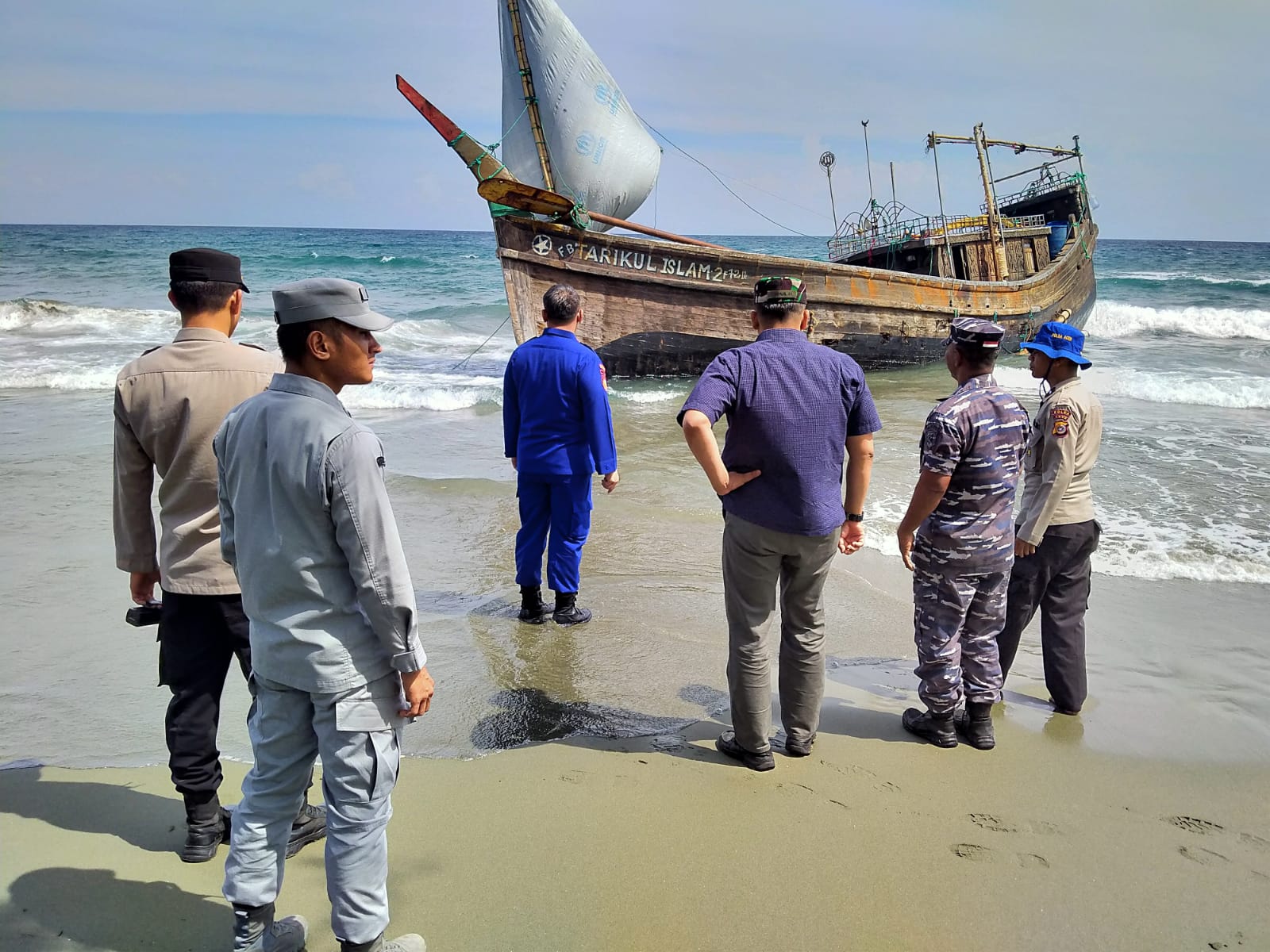 Bakamla RI bantu evakuasi imigran ilegal Rohingya Bakamla RI bantu evakuasi imigran ilegal Rohingya