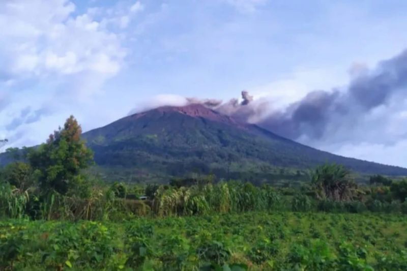 Gunung Kerinci erupsi keluarkan abu setinggi 700 meter Gunung Kerinci erupsi keluarkan abu setinggi 700 meter