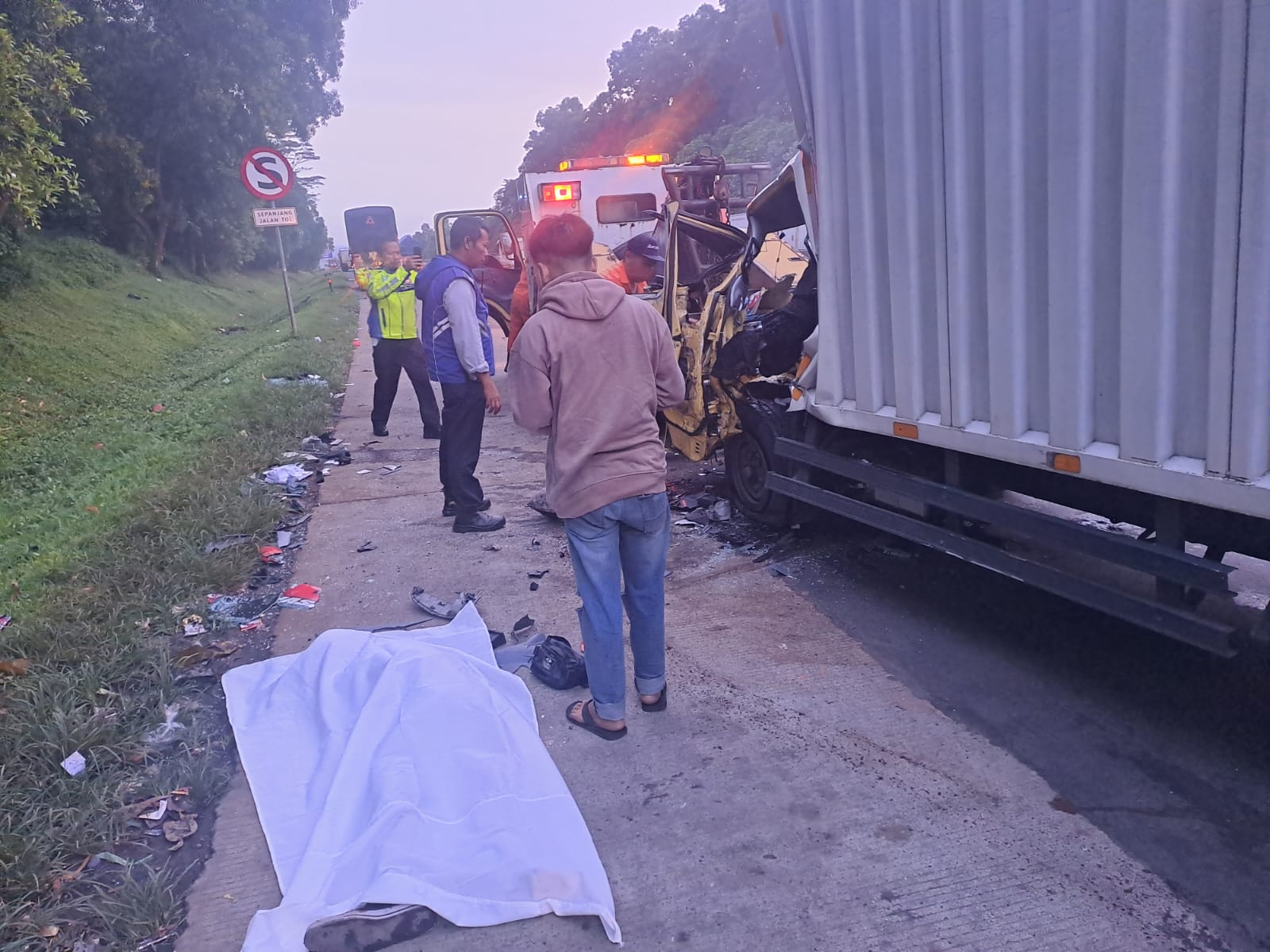 Hantam kendaraan lain di Tol Cipularang, truk boks ringsek, satu orang meninggal Hantam kendaraan lain di Tol Cipularang, truk boks ringsek, satu orang meninggal