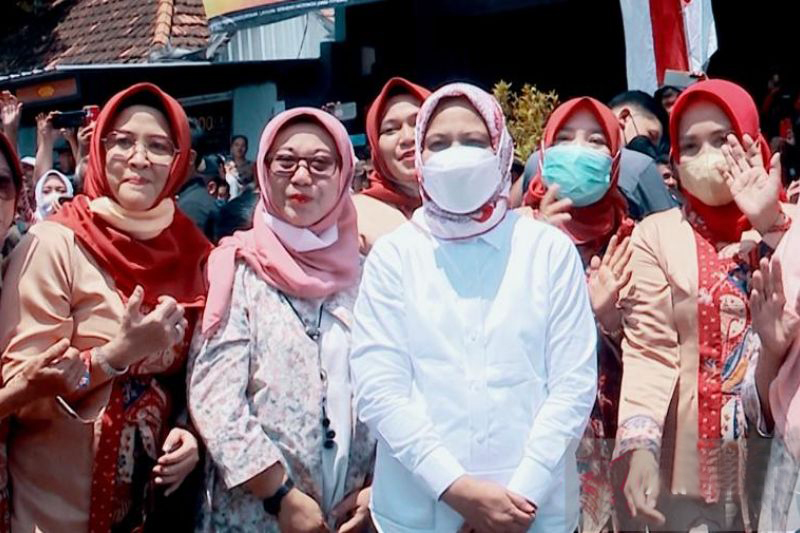Iriana beri semangat para ibu terus berdaya bagi keluarga Iriana beri semangat para ibu terus berdaya bagi keluarga