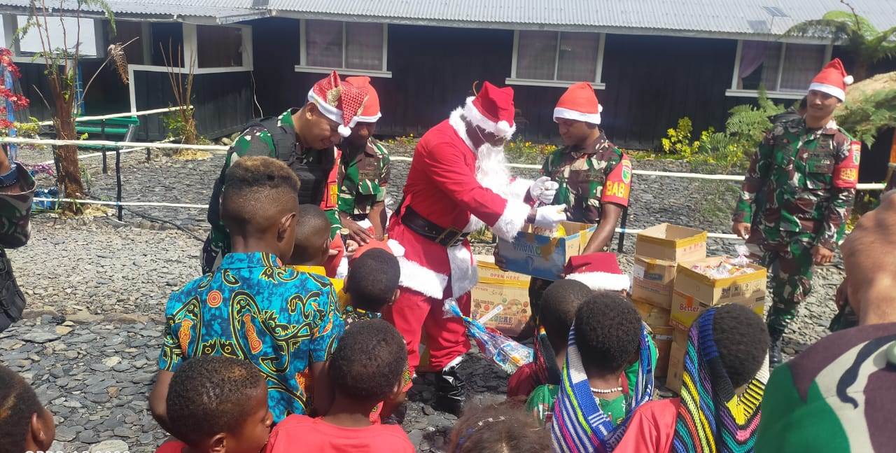 Sambut Hari Natal, Kodim 1714/Puncak Jaya bagikan kado Natal untuk anak-anak Sambut Hari Natal, Kodim 1714/Puncak Jaya bagikan kado Natal untuk anak-anak