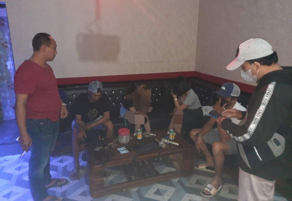 Belasan wanita pemandu karaoke di Kudus terjaring razia Belasan wanita pemandu karaoke di Kudus terjaring razia
