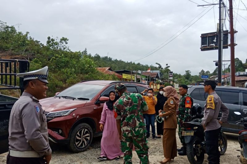 Tim gabungan periksa pelintas di batas Kapuas Hulu-Sintang Kalbar Tim gabungan periksa pelintas di batas Kapuas Hulu-Sintang Kalbar
