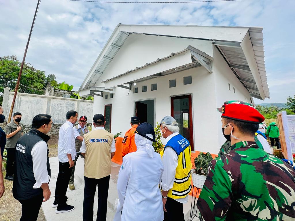 Presiden Jokowi tinjau rumah contoh tahan gempa di Cianjur Presiden Jokowi tinjau rumah contoh tahan gempa di Cianjur