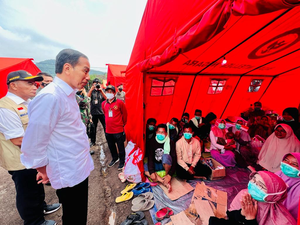 Presiden Jokowi tinjau posko bencana gempa bumi BIN di Desa Cijedil Presiden Jokowi tinjau posko bencana gempa bumi BIN di Desa Cijedil
