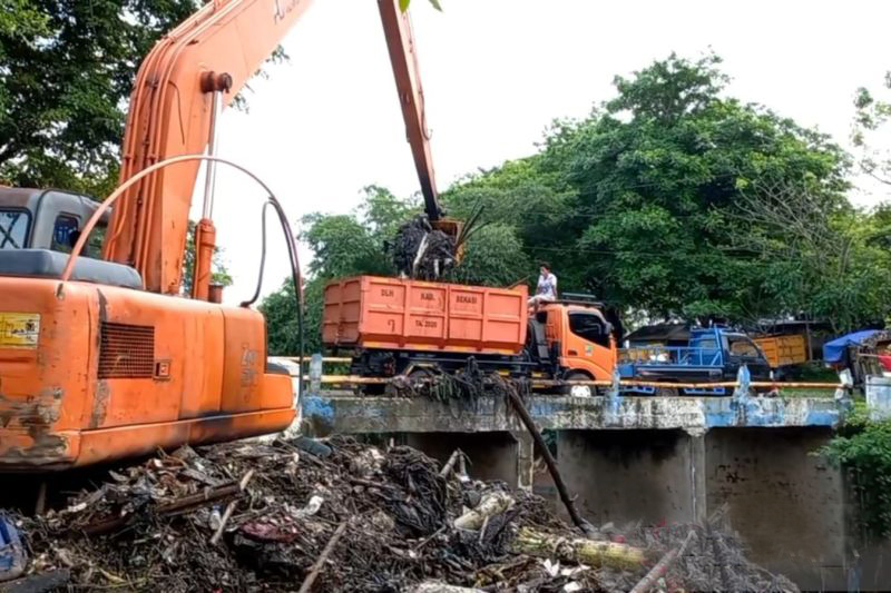 DLH angkut 100 ton sampah Kali Jambe Bekasi DLH angkut 100 ton sampah Kali Jambe Bekasi
