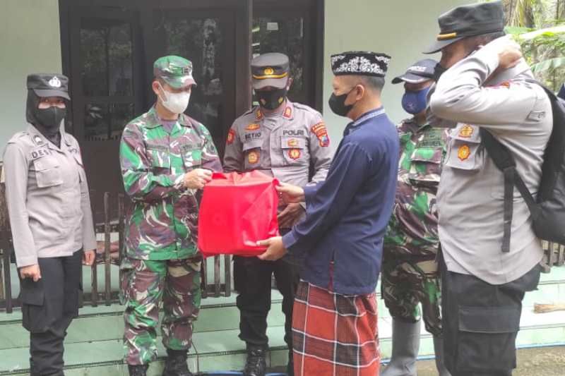 TNI-Polri berupaya sambungkan komunikasi antarwarga Desa Wadas TNI-Polri berupaya sambungkan komunikasi antarwarga Desa Wadas