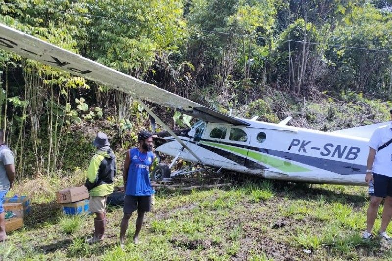 Pesawat pilatus tergelincir di Bayabiru Paniai Pesawat pilatus tergelincir di Bayabiru Paniai
