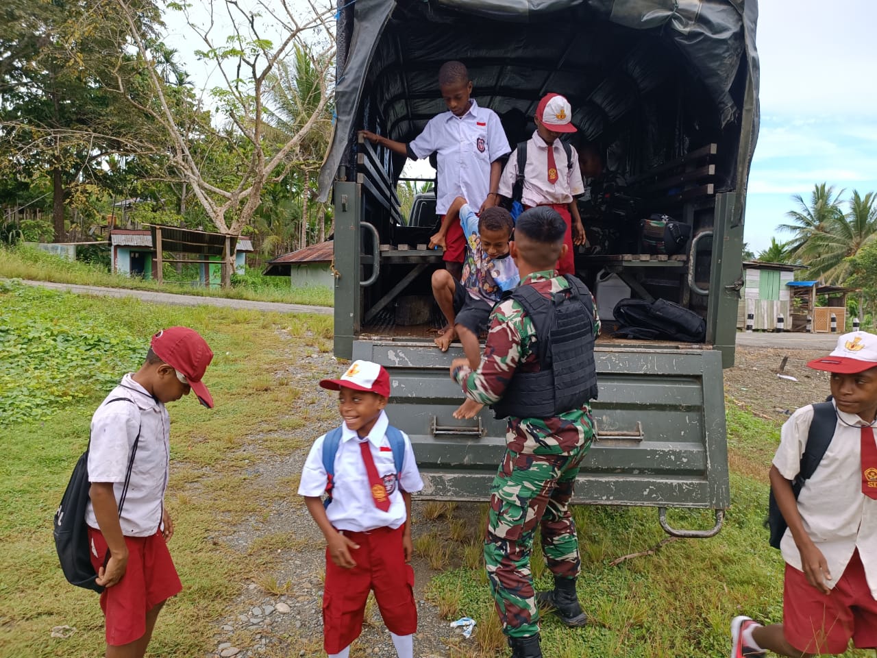 Satgas Yonif 126/KC bantu antar jemput anak sekolah di perbatasan Satgas Yonif 126/KC bantu antar jemput anak sekolah di perbatasan