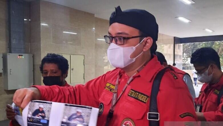 Sandy Tumiwa laporkan Ustaz Khalid Basalamah