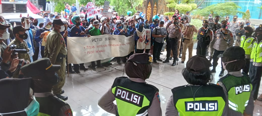 Buruh gelar aksi tolak Permenaker Nomor 2 Tahun 2022 di depan Kantor Bupati Sukoharjo Buruh gelar aksi tolak Permenaker Nomor 2 Tahun 2022 di depan Kantor Bupati Sukoharjo