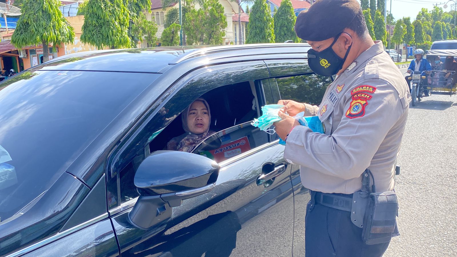 Antisipasi lonjakan Covid-19, Polres Lhokseumawe tingkatkan pembagian masker kepada pengendara